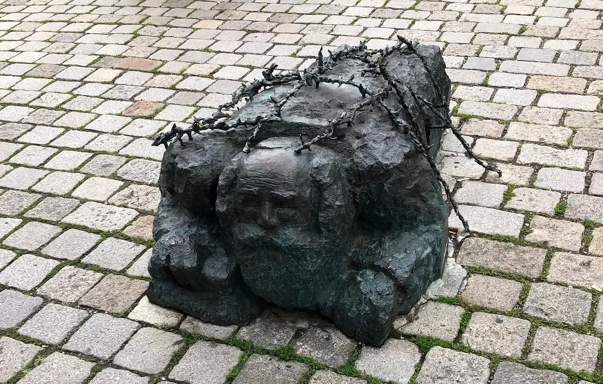 Escultura de Alfred Hrdlicka que representa a un judío humillado, fregando una calle de Viena, en 1938