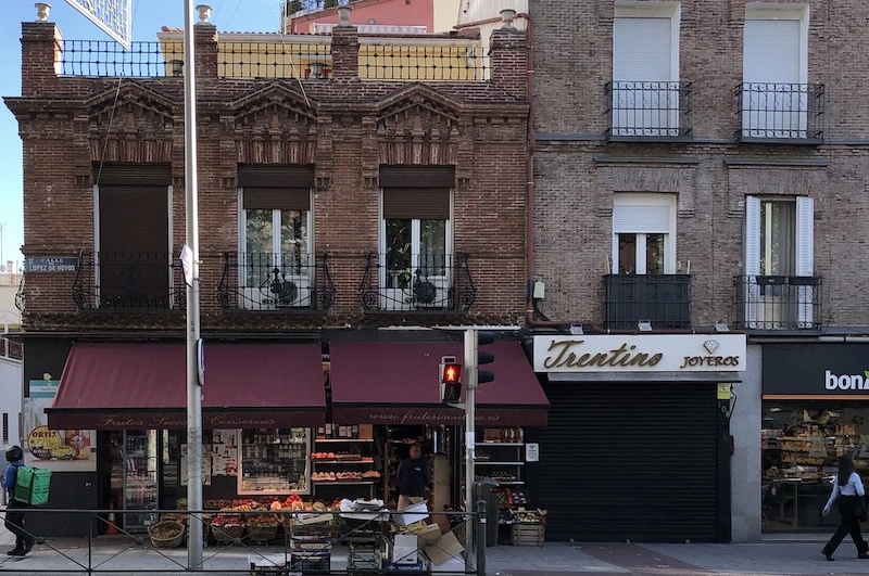 Frutería de ladrillo visto, barrio de Prosperidad