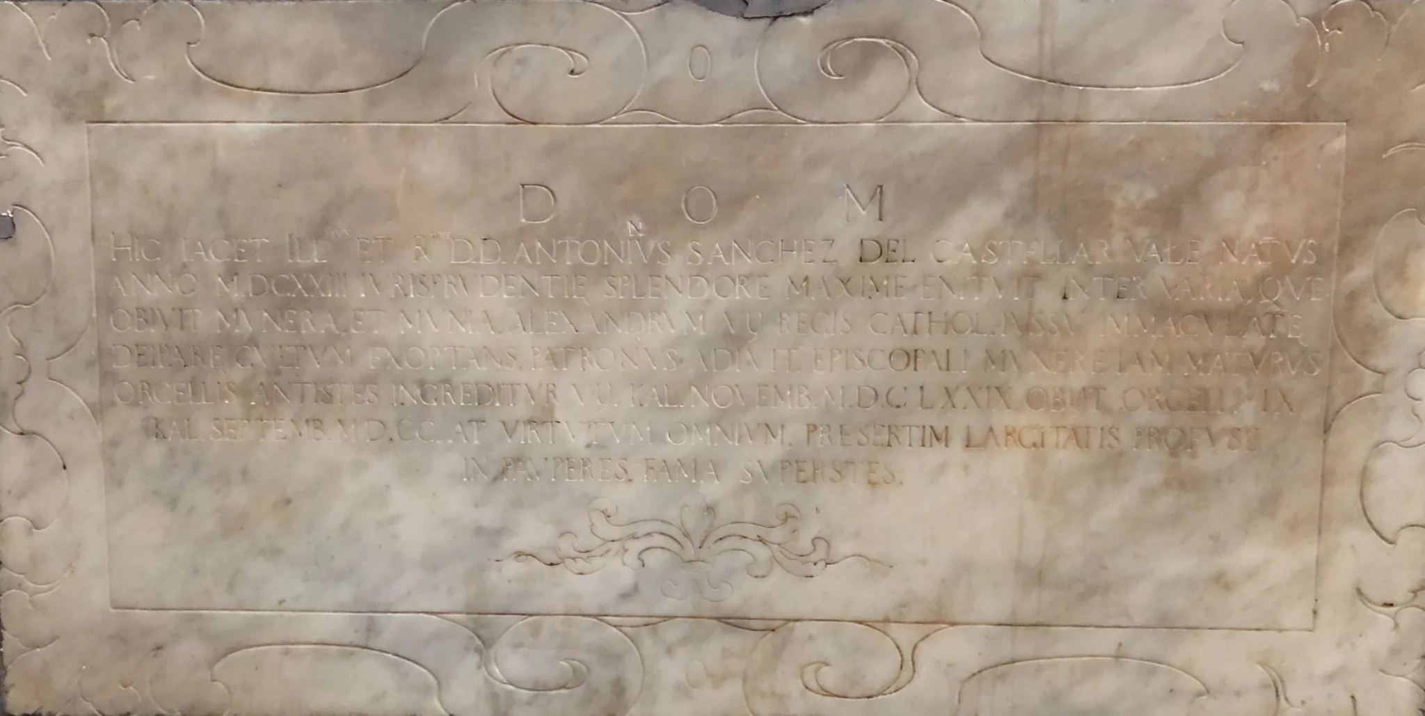 Lápida de Antonio Sánchez del Castellar en la capilla de la Comunión de la catedral de Orihuela