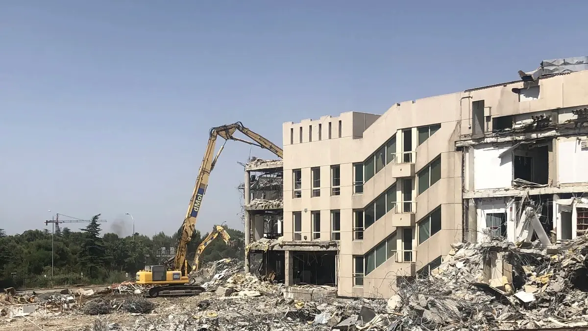 Demolición del edificio de ABC en la calle Juan Ignacio Luca de Tena, Madrid