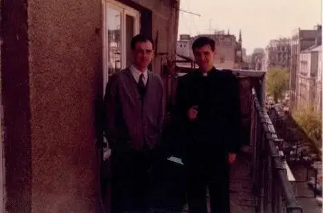 Stefan Moszoro y José Manuel Grau Navarro en el balcón de Mokotowska 52, apartamento 9, Varsovia, 1990