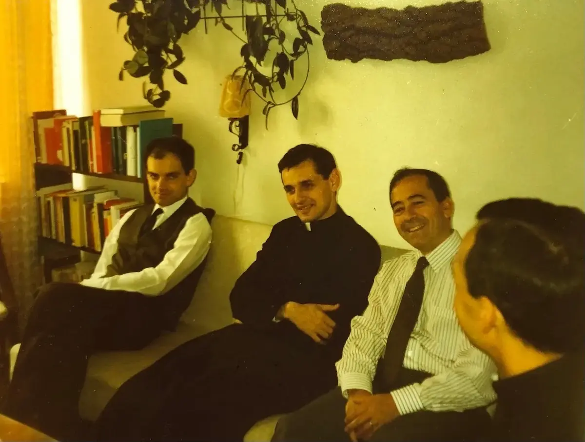 Rafael Mora, Antonio Romero Castillo, Stefan Moszoro y José Manuel Grau Navarro en la sala de estar de Mokotowska 52, Varsovia, 1990