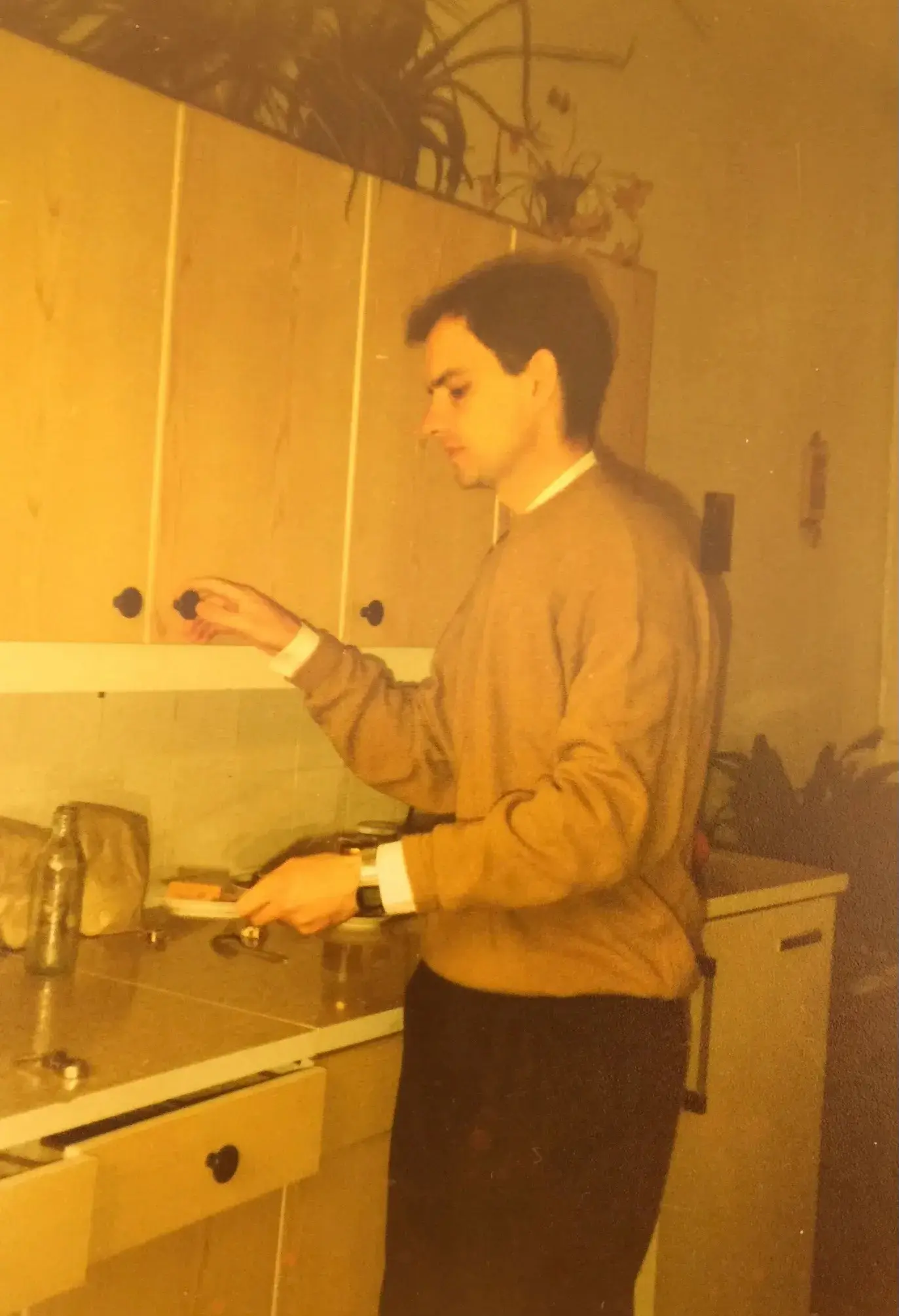 José Manuel Grau Navarro en la cocina de Mokotowska 52, Varsovia, 1990