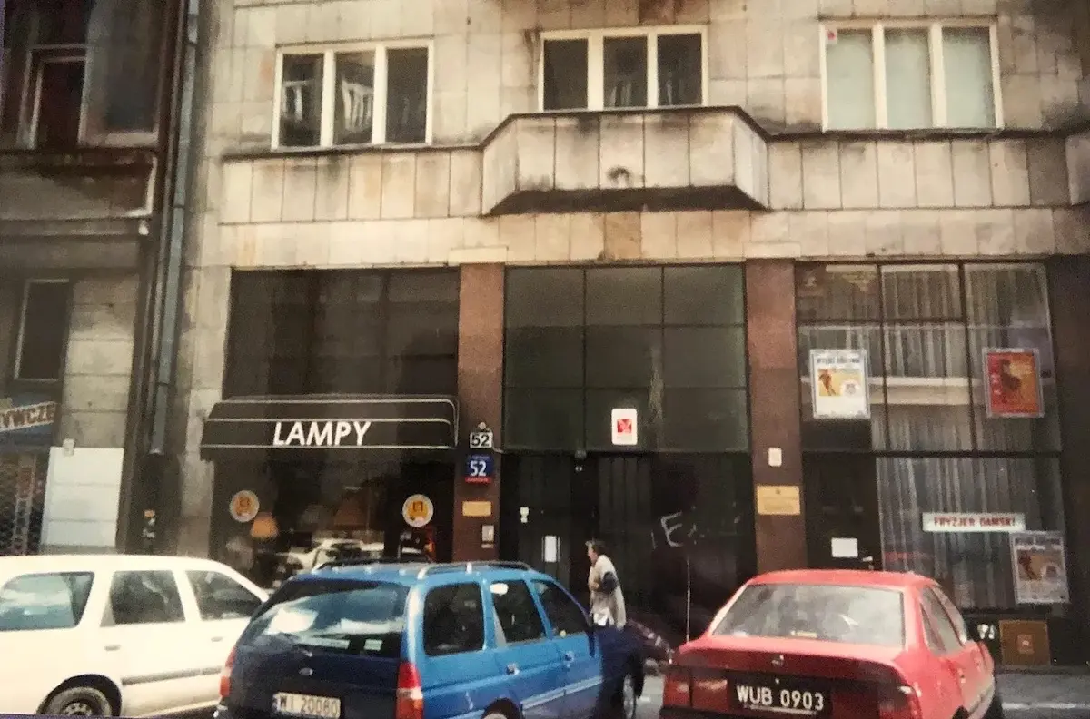 Edificio de Mokotowska 52, entrada, en una imagen de 2001