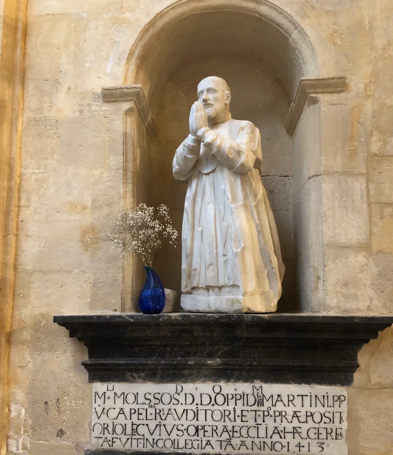 Estatua orante de Miguel Molsos en la catedral de Orihuela