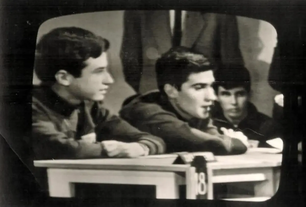 Joaquín Pérez Navarro, a la derecha, contestando una pregunta en Cesta y puntos, en 1966