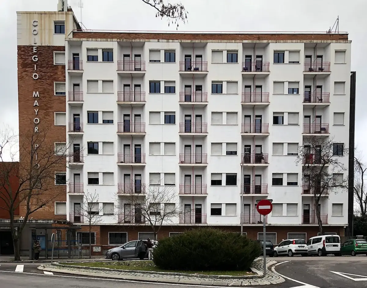 Fachada del Colegio Mayor Pío XII, en el paseo Juan XXIII de Madrid