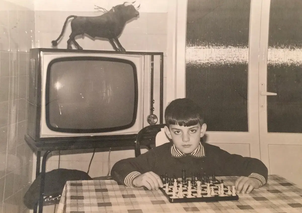Lotrives, a la edad de entre 7 y 9 años, en la sala de estar de su casa, en Bigastro