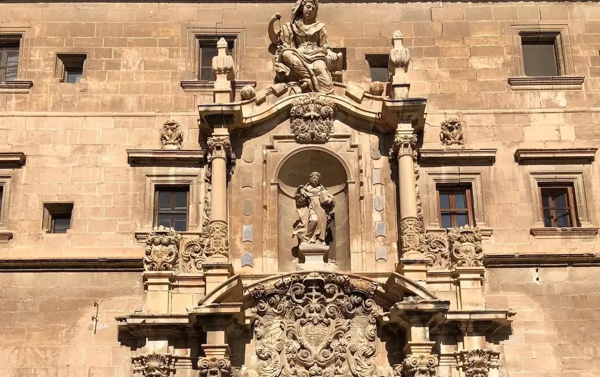 Fachada del Colegio Santo Domingo, Orihuela, el 27/02/2026