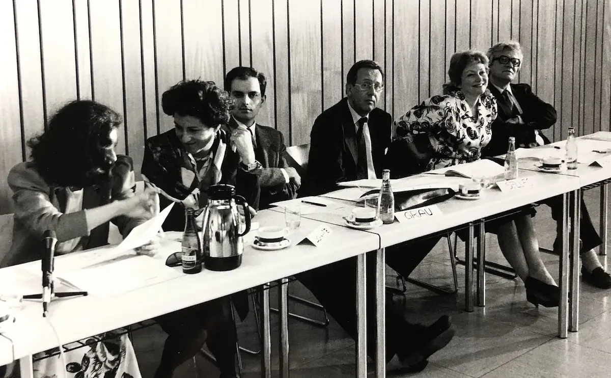 Javier Sellés, el tercero por la derecha, y a su derecha, José Manuel Grau Navarro. Viena, 24/4/1989