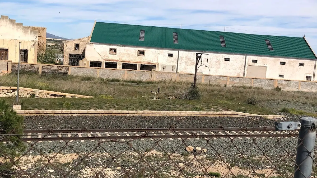 Gálibo junto a la fábrica de harinas. Estación de ferrrocarril de Tobarra, 30 de marzo de 2026.